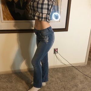 Low rise blue jeans with floral